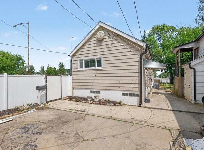 Building Photo - 10004 S Torrence Ave