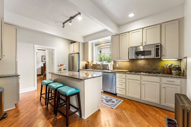 Building Photo - LOCATION LOCATION!! Stunning home located ...