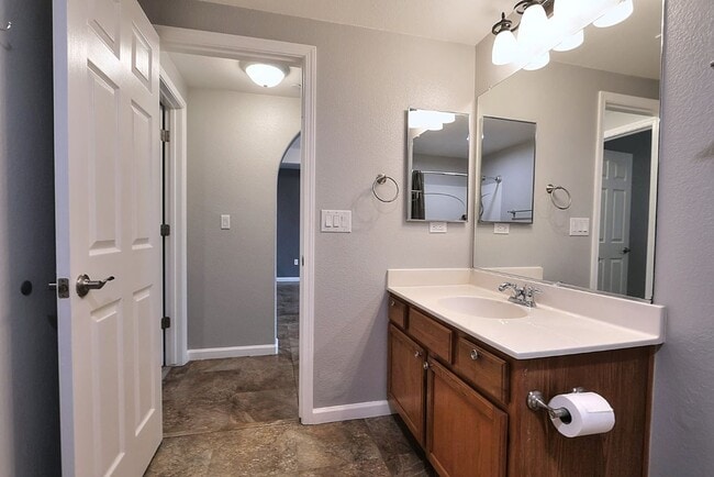 Building Photo - Beautiful Condo in Gated Community for Rent!