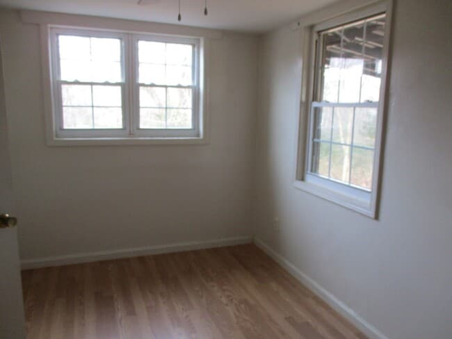 Building Photo - 2 Bedroom Home For Rent Over The River!