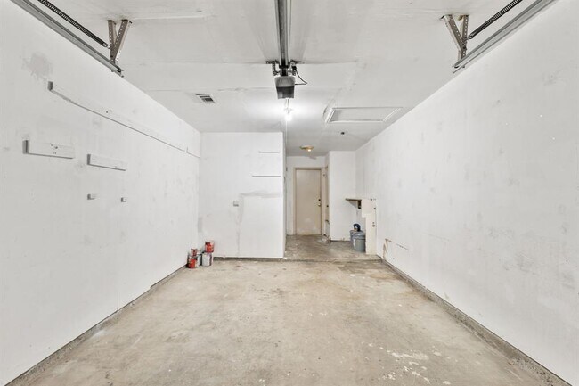 Building Photo - 6002 Parkwood Dr