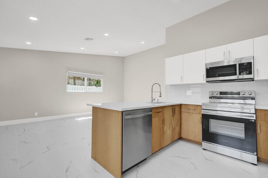 Building Photo - 23392 Country Club Dr E