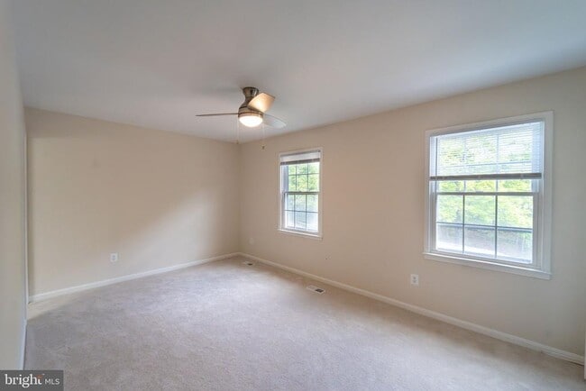 Building Photo - 2055 Pilgrim Dr