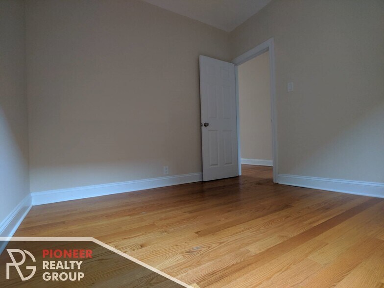 Building Photo - 3721 N Pine Grove Ave