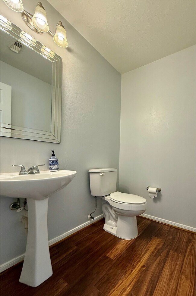Building Photo - 6931 Echo Pines Dr