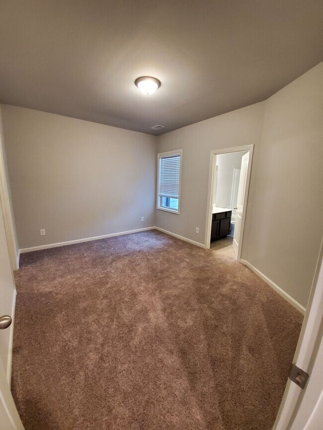 Building Photo - Charming 3-Bedroom Townhome with Stylish F...