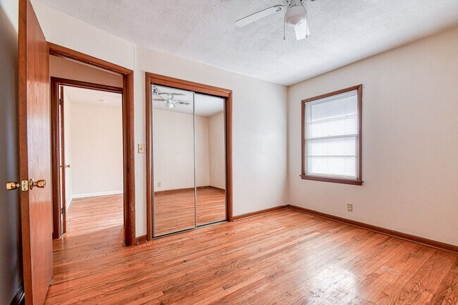 Building Photo - Charming Central Norman Home!