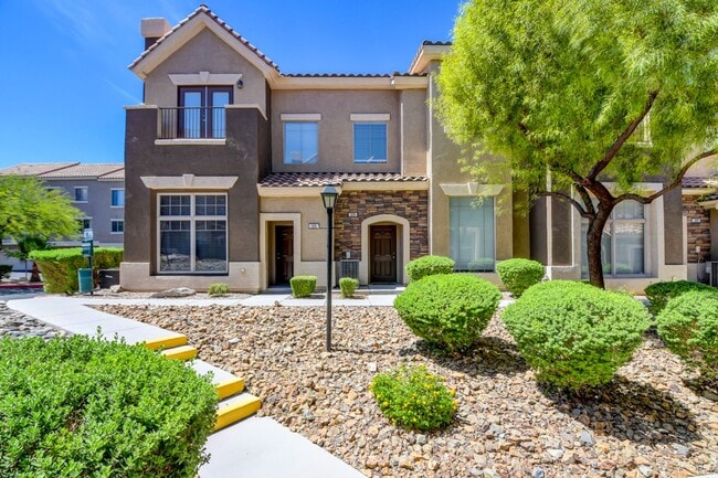 Building Photo - Gorgeous 3 bedroom 2.5 bathroom Townhome conveniently located in the heart of Henderson.