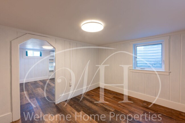 Building Photo - 1011 Waverly St