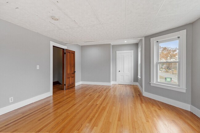 Building Photo - 2154 Main St