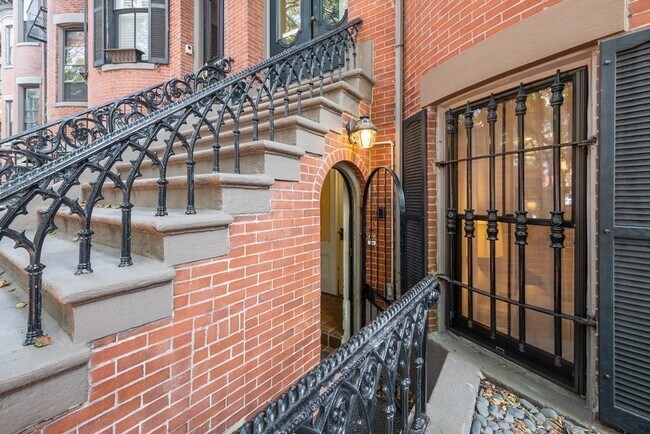 Primary Photo - 127 West Newton St