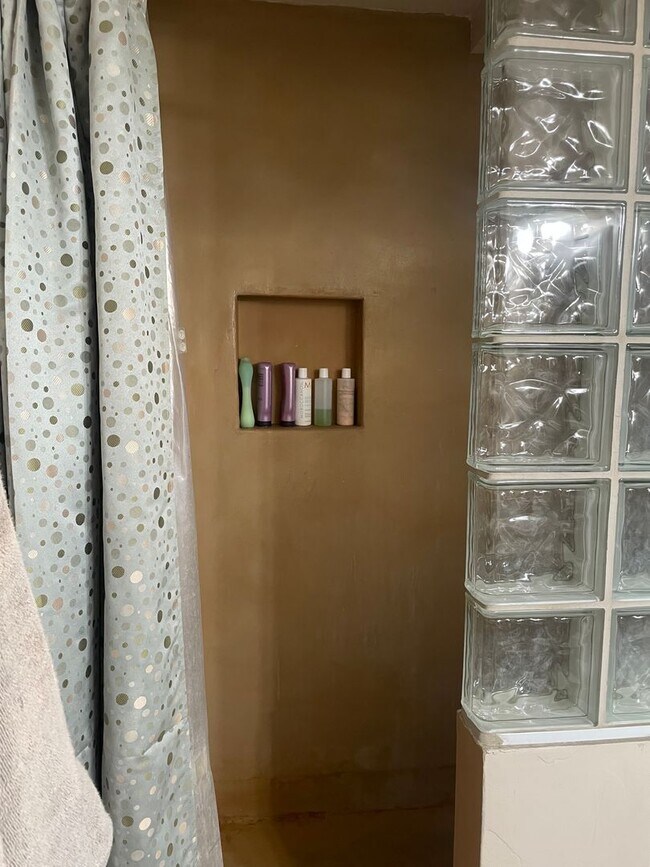 Building Photo - Pre-Leasing for August 1st!! Lovely 3 Bedroom Condo!! Close to the University of Arizona!! Perfec...