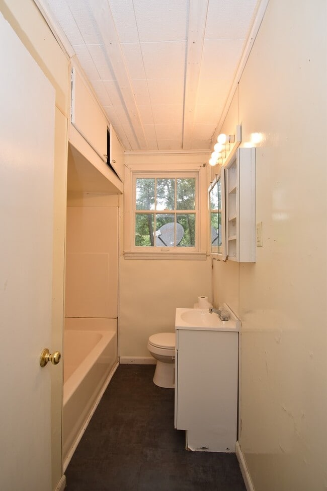 Building Photo - Spacious 3 Bedroom House