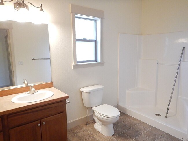 Building Photo - 2 Story, 3 Bedroom, 3 Bathroom House in He...