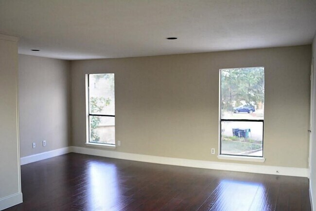 Building Photo - 2127 Manor Green Dr