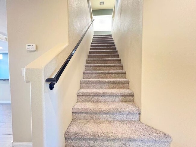 Building Photo - Beautiful 2 story single house