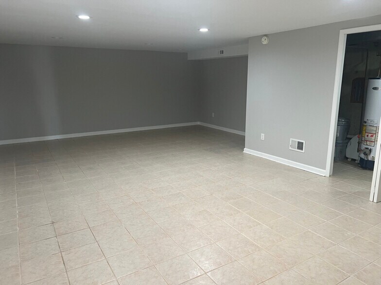 Building Photo - 15139 Beverly Dr