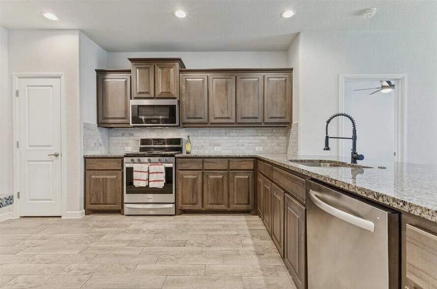Building Photo - 9125 Highland Orchard Dr