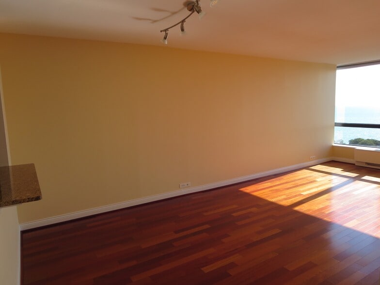 Building Photo - 5415 N Sheridan Rd