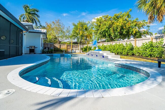 Building Photo - 704 NE 2nd St