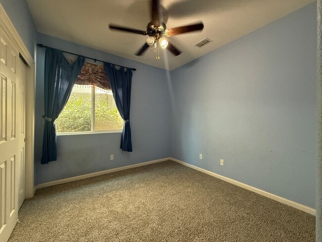 Building Photo - Single-story 3 bedroom, 2 bathroom, plus o...