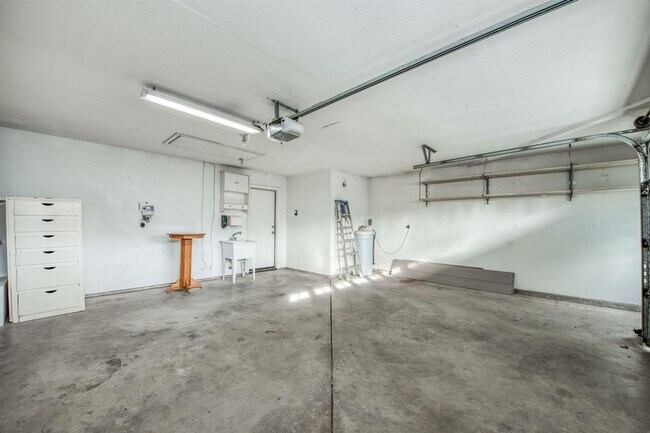 Building Photo - Spacious 5 Bedroom Clovis Home