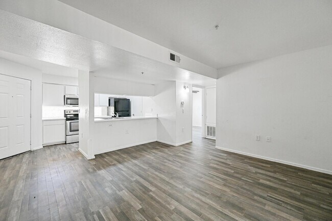 Building Photo - 3065 N 67th Ave