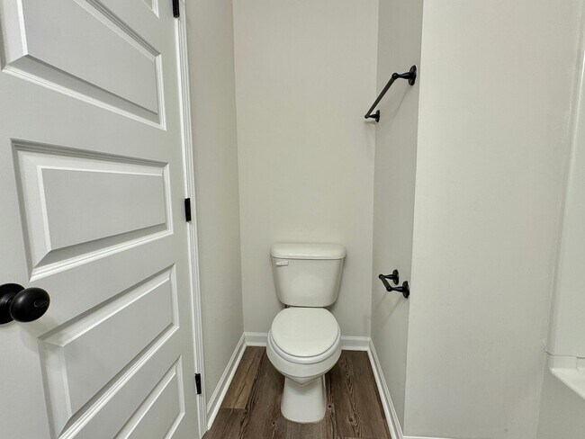 Building Photo - $500 RENT CREDIT | AVAILABLE NOW! (Pet Friendly)