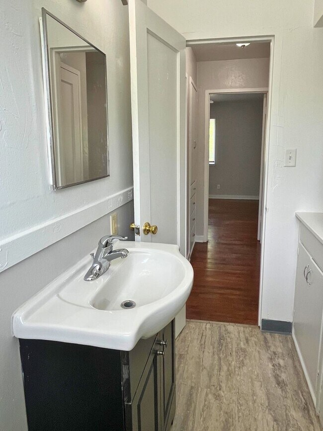 Building Photo - (UNM 355-11)  2 bed/1 bath Apartment