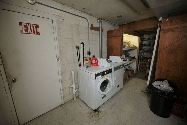 Building Photo - 717 Washington Pl