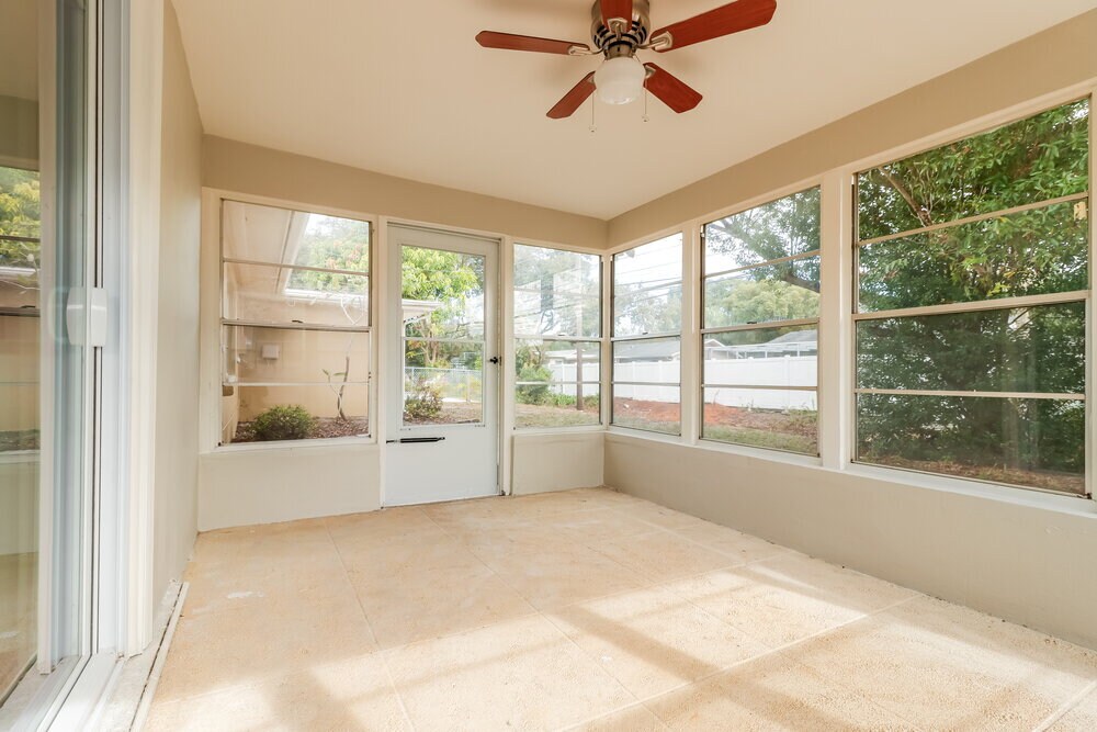 Building Photo - 2319 Surrey Ln