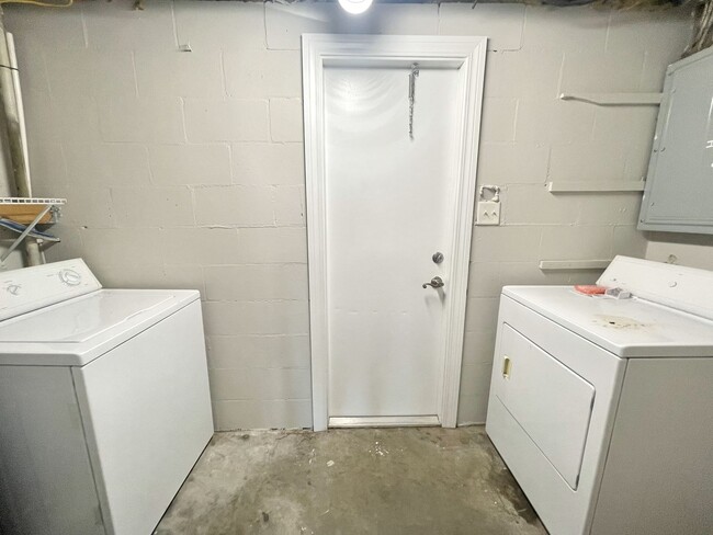 Building Photo - ADORABLE 2 BED WINTER PARK RENTAL HOME