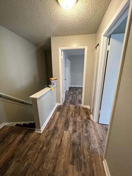 Building Photo - 537 Hickory Hill Dr