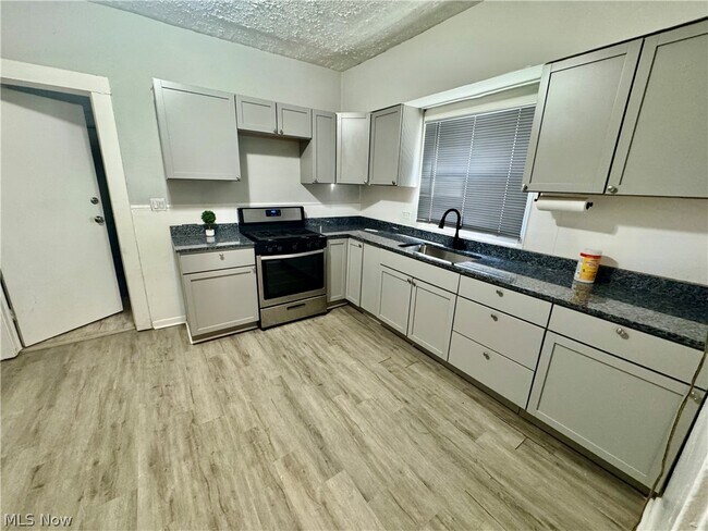 Building Photo - 2020 Corning Ave