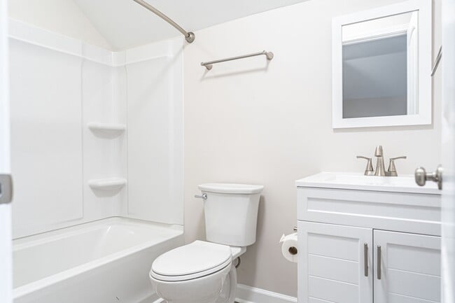 Building Photo - 135 Almond Dr