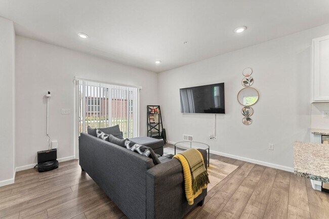 Building Photo - Elegant 3-Bedroom Home in Isaac Court. Available the Second Week of October!