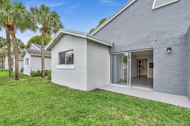 Building Photo - 1020 Lake Victoria Dr