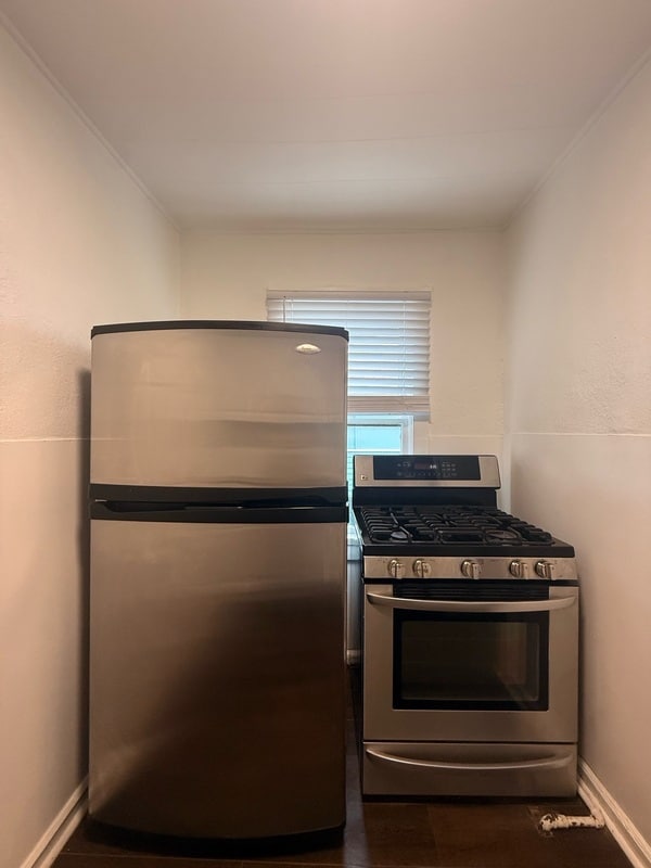 Building Photo - 1131 Queen St N