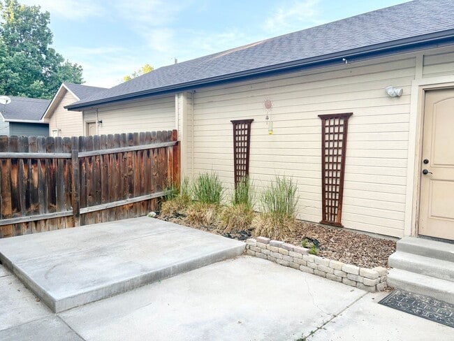 Building Photo - Coming Soon: 3BR/2Baths Steps from BSU, the Greenbelt, and Downtown!