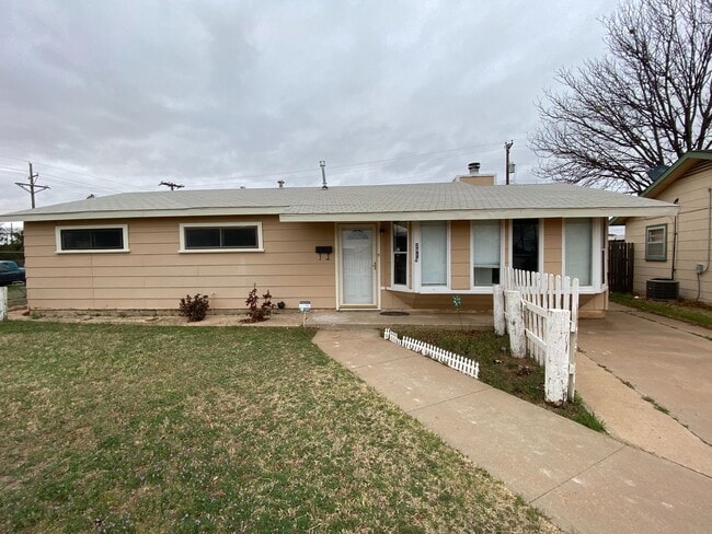 Building Photo - 3 Bed 1 Bath Now Available in east Lubbock
