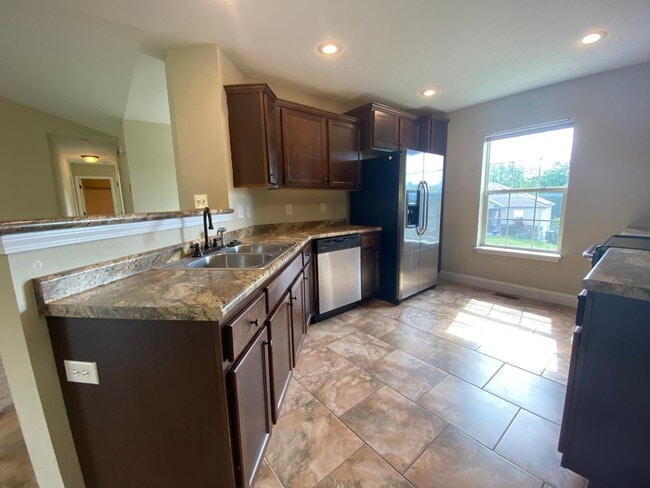 Building Photo - 3 bedroom, 3 bathroom home located in Brus...