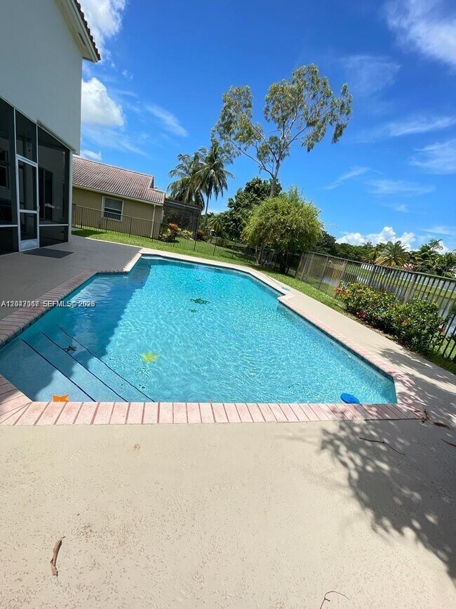 Building Photo - 558 Stonemont Dr