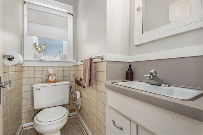 Building Photo - 932 Garfield Ave NW