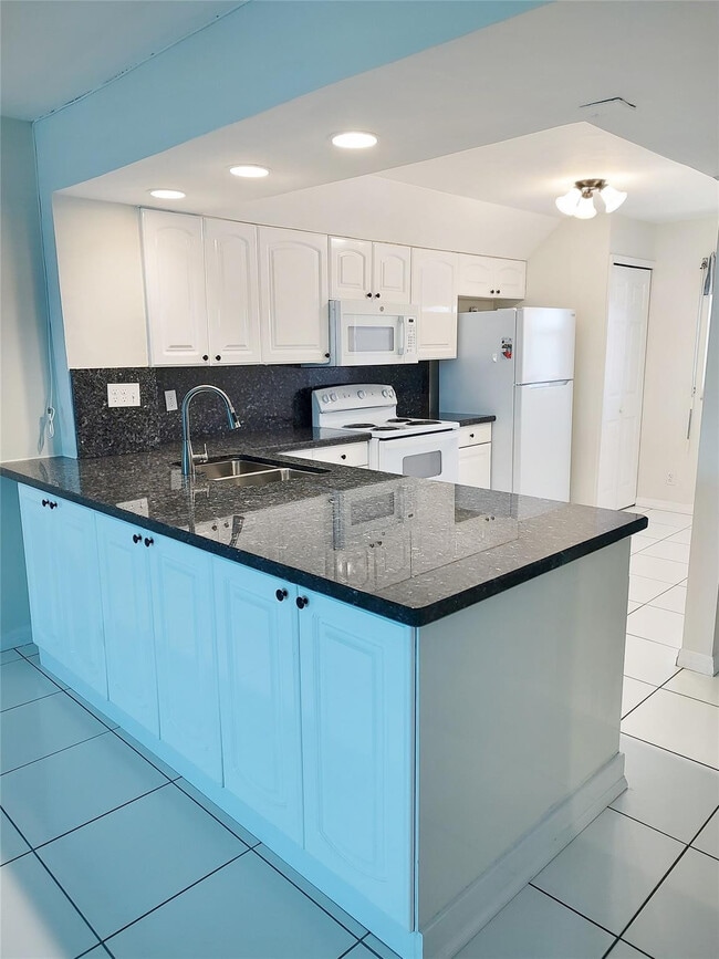 Building Photo - 1012 N Ocean Blvd