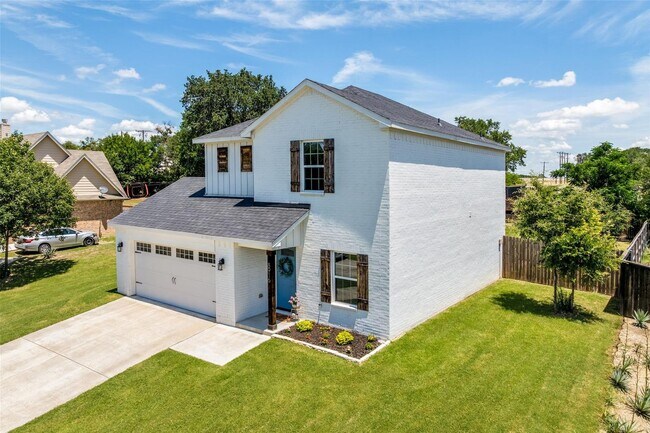 Building Photo - Beautifully Updated 3 Bed, 2.5 Bath in Pea...