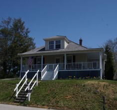 Building Photo - 3 Bedroom / 2 Bath House.  Easy access to US 460 and I 81. Detached Garage / Workshop.