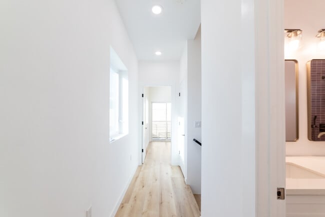 Building Photo - 4369 Rosewood Ave