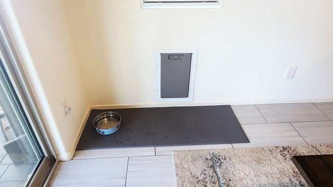 Building Photo - Like new 4-bedroom with Teen suite & Commu...