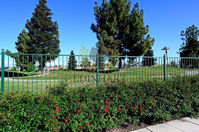 Building Photo - 1439 E Via Albero Dr