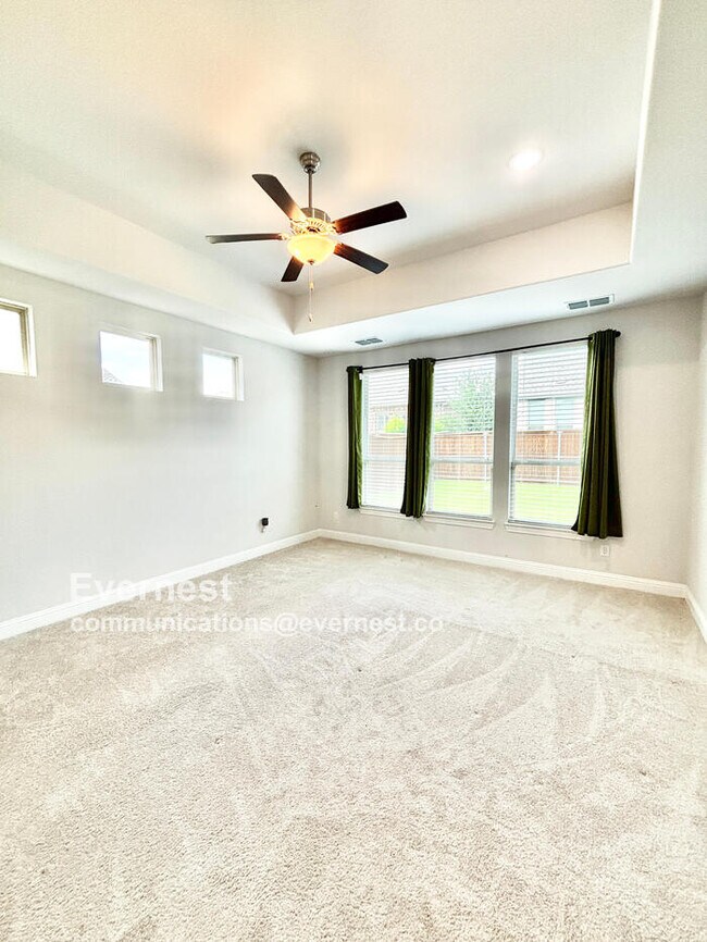 Building Photo - 566 Westwood Way Dr